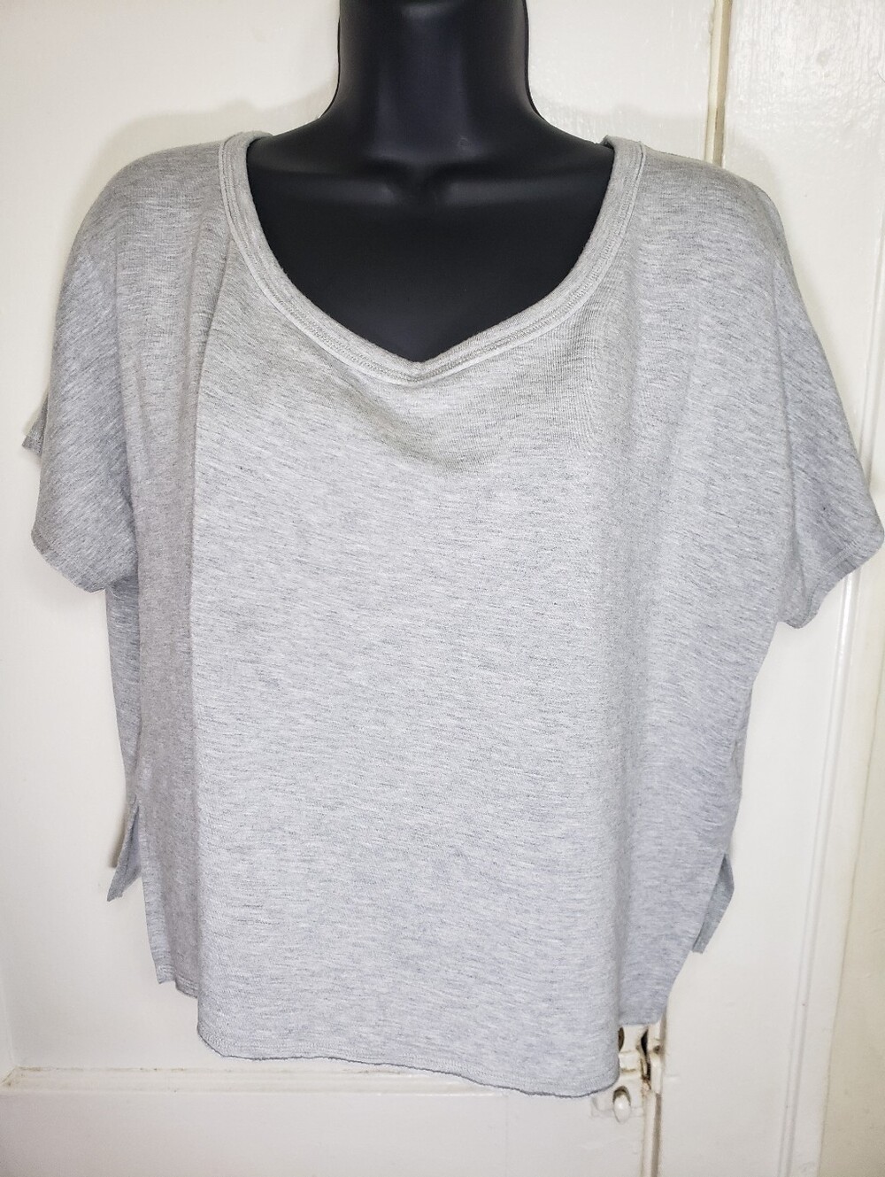 Athleta Size Medium Gray Modal Blend Short Sleeve Boxy Crop Top T-Shirt M Slits
